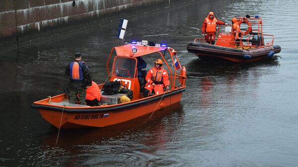 Сотрудники поисково-спасательной службы участвуют в следственных действиях на реке Мойке в Санкт-Петербурге