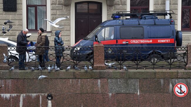 Автомобиль Следственного комитета России у дома на набережной реки Мойки в Санкт-Петербурге, где проживал историк, специалист по военной истории Франции, кандидат исторических наук Олег Соколов