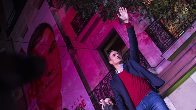 Исполняющий обязанности премьера страны Педро Санчес, лидер Социалистической рабочей партии (PSOE) выступает у штаба партии в Мадриде. 11 ноября 2019