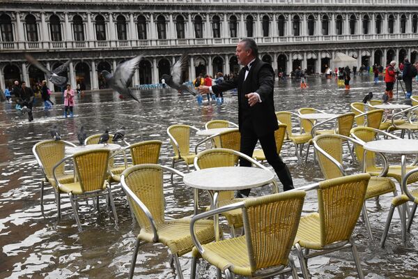 Фотосессия со стулом у воды