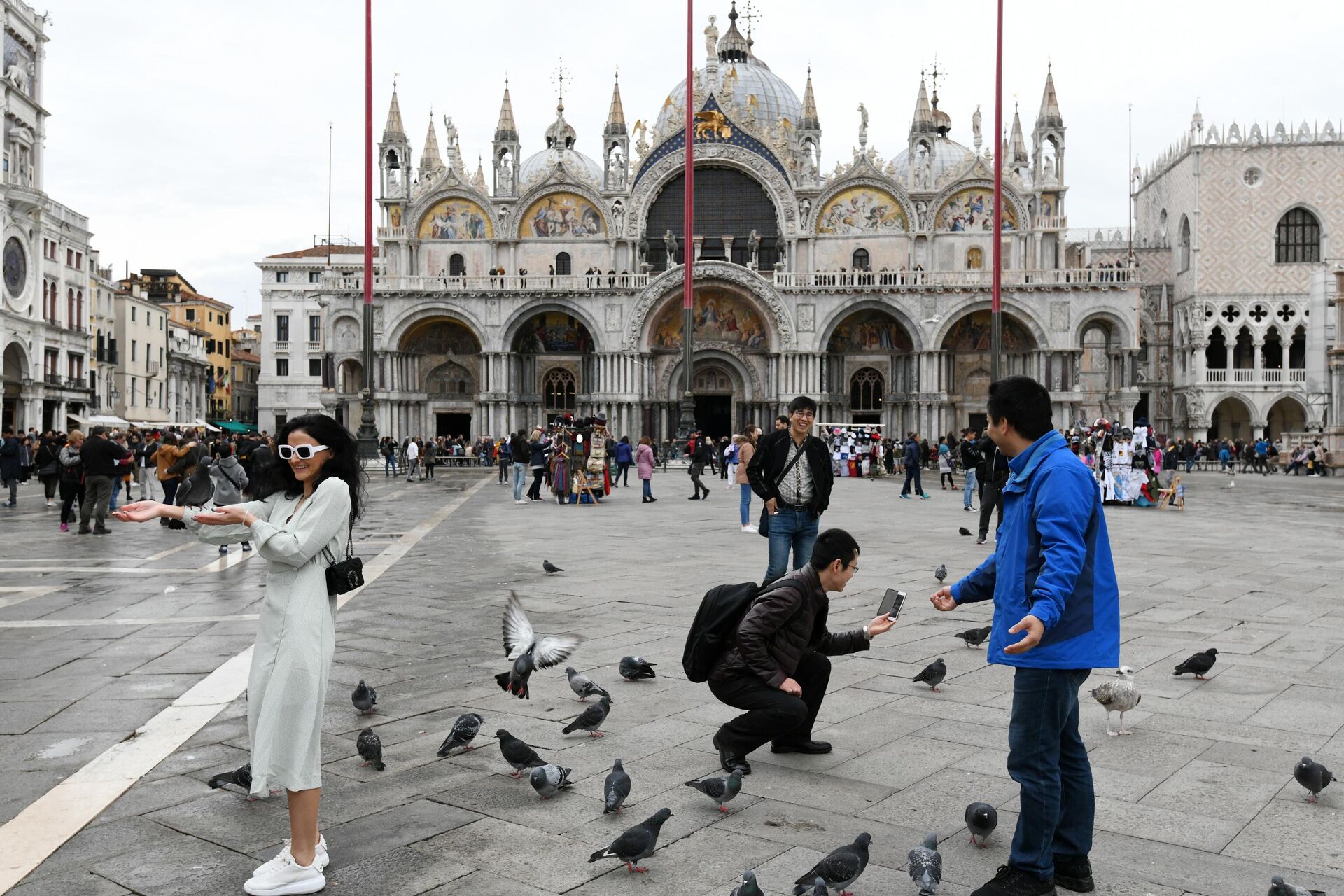 Туристы фотографируются с голубями перед собором Сан-Марко в Венеции - РИА Новости, 1920, 18.09.2020