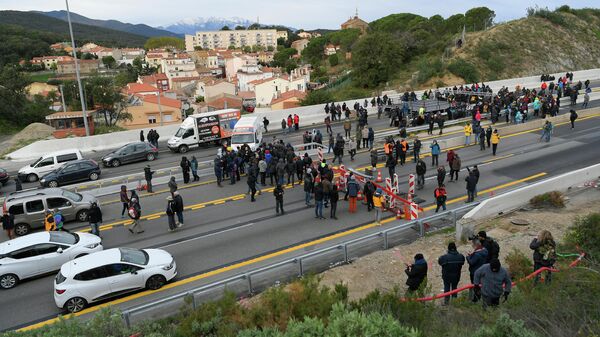 Митингующие заблокировали дорогу AP-7 в районе Ла-Жункера в испанской провинции Жирона