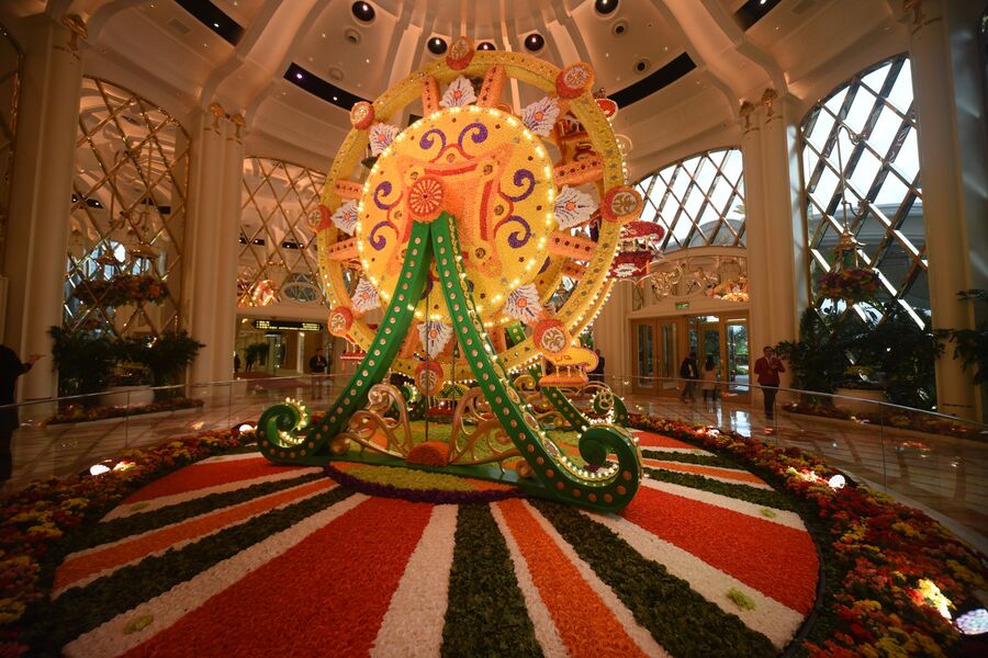 Инсталляция из живых цветов внутри казино Wynn Palace в Макао