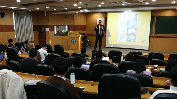 Василий Пушков выступает на образовательной сессии в Университете иностранных языков Хангук в Сеуле