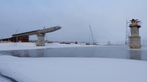 Сооружение пролётов между опорами моста через реку Пур на Ямале