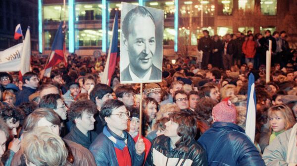 Демонстранты держат плакат Александра Дубчека. 23 ноября 1989