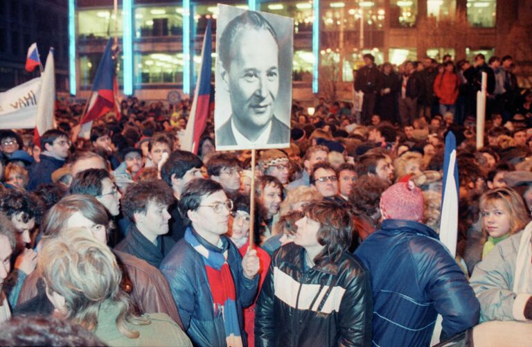 Демонстранты держат плакат Александра Дубчека. 23 ноября 1989 Демонстранты держат плакат Александра Дубчека. 23 ноября 1989