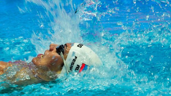 Анастасия Фесикова (Россия) в соревнованиях по плаванию на спине на дистанции 100 м среди женщин на XVIII чемпионате мира по водным видам спорта в южнокорейском Кванджу.