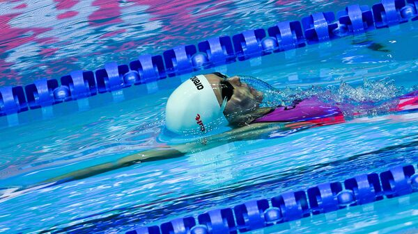 Анастасия Фесикова в соревнованиях по комплексному плаванию на спине на дистанции 100 м среди женщин на XVIII чемпионате мира по водным видам спорта в южнокорейском Кванджу.