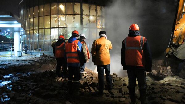 Работники коммунальных служб устраняют последствия прорыва паропровода на территории завода пивоваренной компании Балтика в Санкт-Петербурге