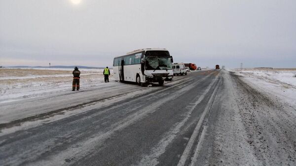 Последствия ДТП на 49 километре автодороги Ачинск-Ужур-Троицкое с участием рейсового автобуса и автомобиля УАЗ