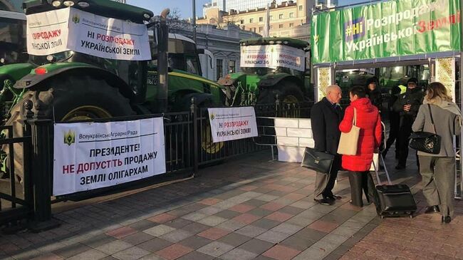 Акция против запуска рынка земли проходит возле здания Верховной рады в Киеве