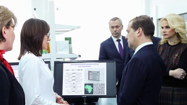 Председатель правительства РФ Дмитрий Медведев во время посещения Государственного научного центра вирусологии и биотехнологии Вектор в Новосибирске