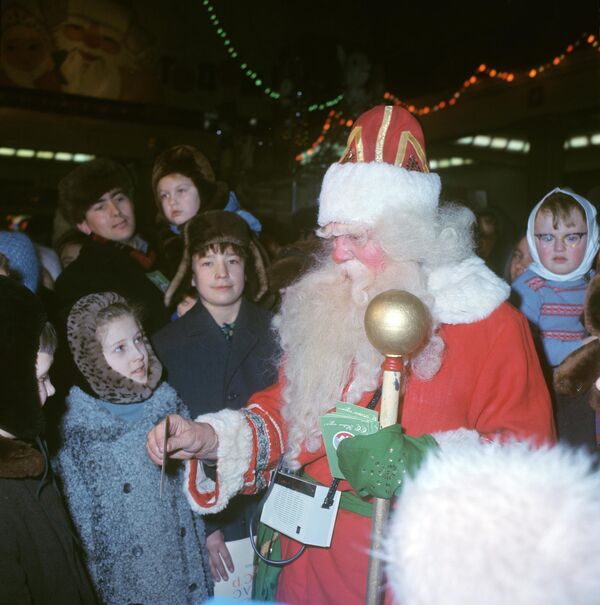 В Московском универсальном магазине Детский мир посетителей встречает Дед Мороз
