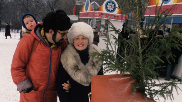 Семья москвичей идет с новогоднего елочного базара