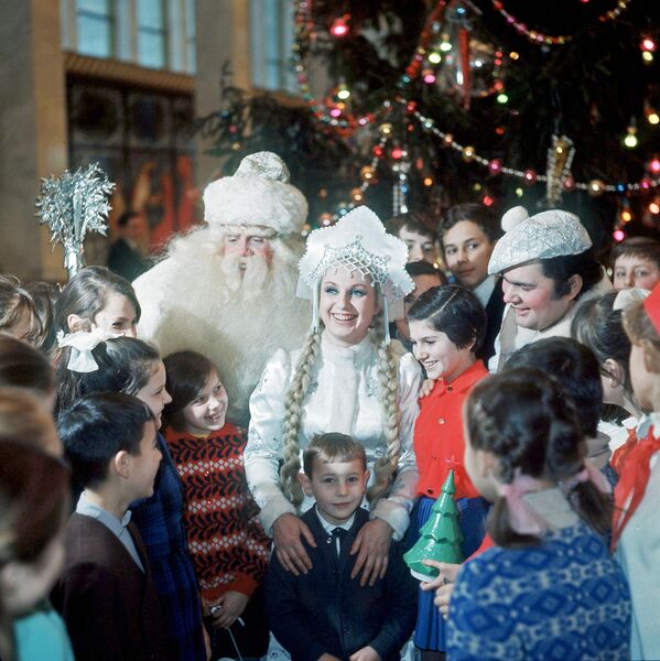 Дед-Мороз, Снегурочка и Снеговик среди московских школьников на празднике Новогодней елки в Кремлевском Дворце съездо