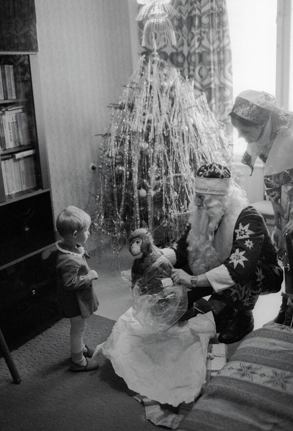 Дед Мороз и Снегурочка поздравляют с Новым годом трехлетнюю Машу Смирнову у нее дома