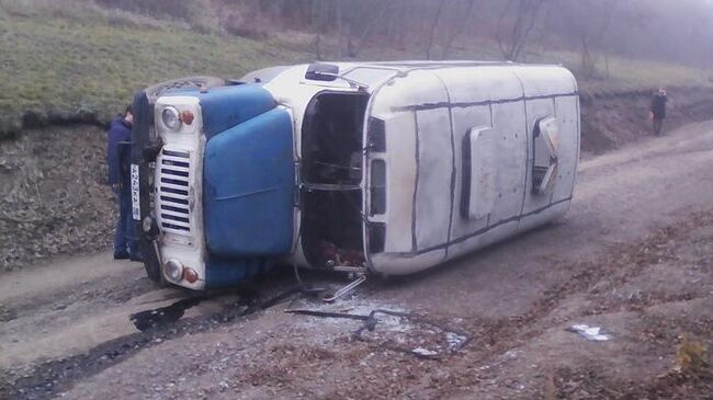 Автобус перевернулся в районе села Дубовая балка в самопровозглашенной Луганской народной республике. 12 ноября 2019