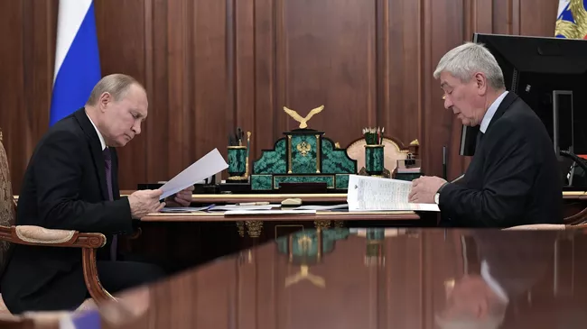 Владимир Путин и директор Федеральной службы по финансовому мониторингу Юрий Чиханчин во время встречи