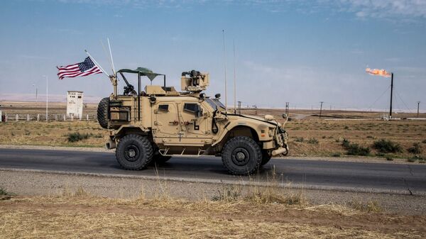 Американский военный автомобиль патрулируют сирийские нефтяные месторождения