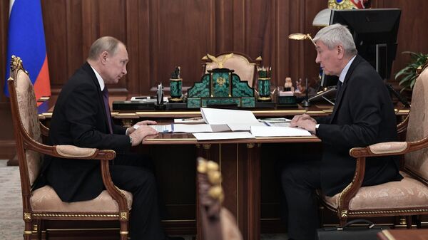 Владимир Путин и директор Федеральной службы по финансовому мониторингу Юрий Чиханчин во время встречи