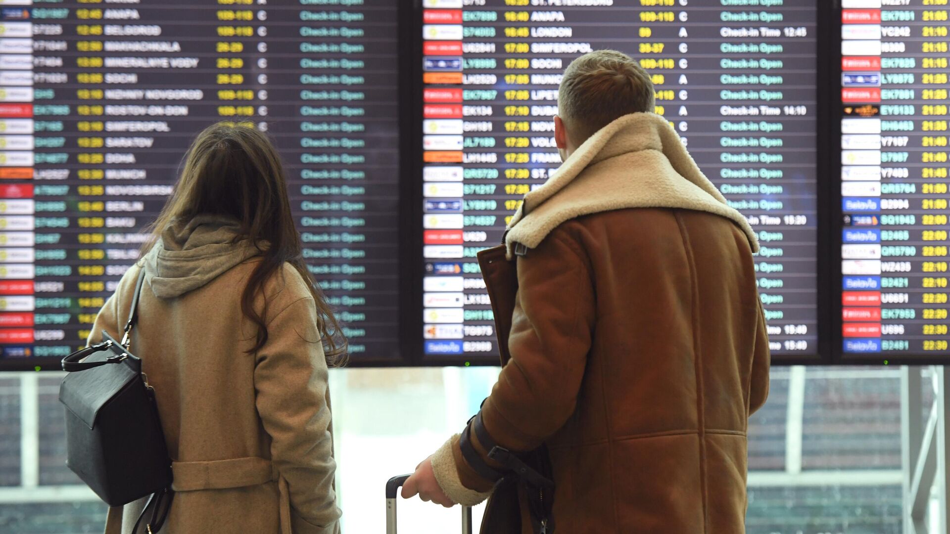 Пассажиры смотрят информационное табло в аэропорту  - РИА Новости, 1920, 21.01.2021