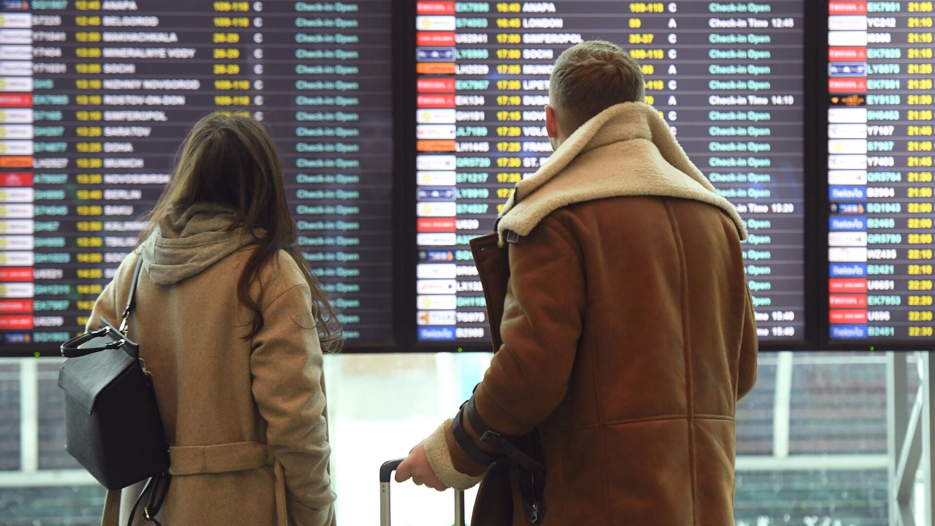 Пассажиры смотрят информационное табло в аэропорту  - РИА Новости, 1920, 21.01.2021