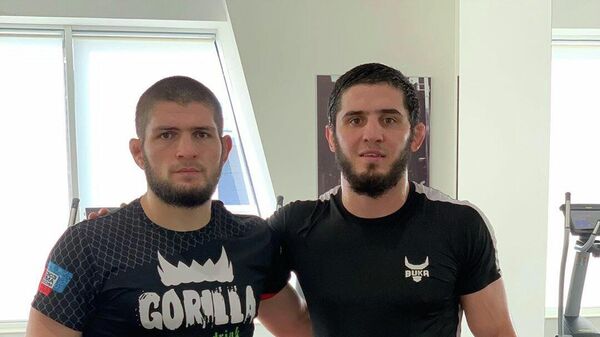 Российские бойцы ММА Хабиб Нурмагомедов (справа) и Ислам Махачев