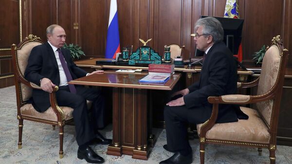 Президент РФ Владимир Путин и президент РАН Александр Сергеев во время встречи