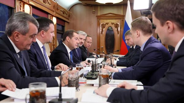 Председатель правительства РФ Дмитрий Медведев проводит совещание в поезде Новосибирск-Барнаул. 12 ноября 2019