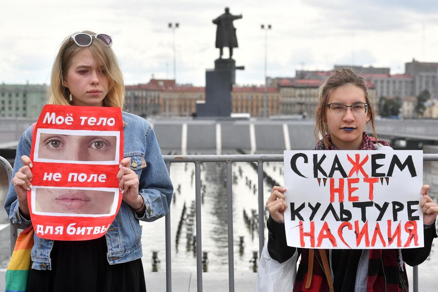 Митинг в поддержку сестер Хачатурян в Санкт-Петербурге