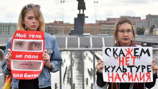 Митинг в поддержку сестер Хачатурян в Санкт-Петербурге