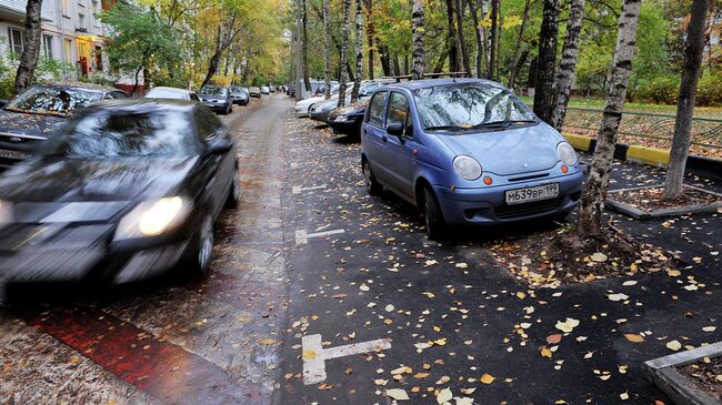 Автомобильная парковка во дворе жилого дома