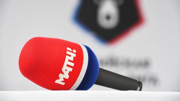 Микрофон с логотипом телеканала Матч и новый бренд российской футбольной премьер-лиги
