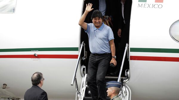 Свергнутый президент Боливии Эво Моралес во время прибытия в Мексику