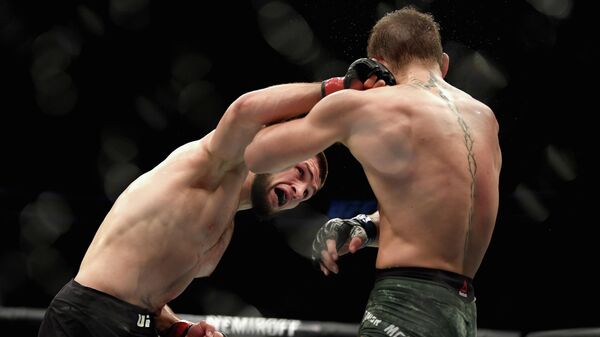 Хабиб Нурмагомедов в бою с Конором Макгрегором в рамках турнира UFC 229 в Лас-Вегасе