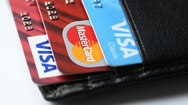 Mastercard и Visa приостанавливают работу в России. В Национальной системе платежных карт предложили альтернативу