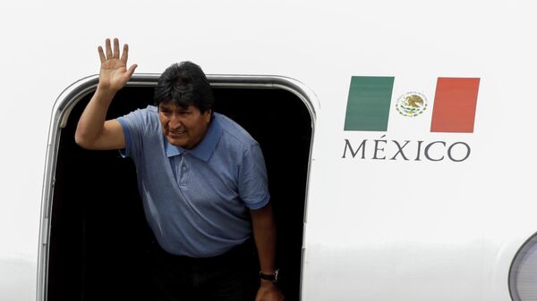 Эво Моралес во время прибытия в Мексику