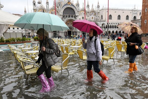 Туристы на площади Сан-Марко во время наводнения в Венеции