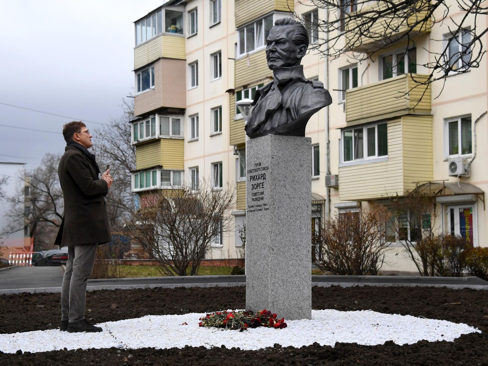 памятник зорге в японии