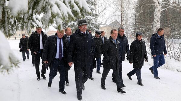 Председатель правительства РФ Дмитрий Медведев во время посещения села Санниково Алтайского края