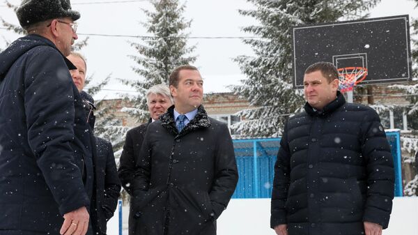 Председатель правительства РФ Дмитрий Медведев во время посещения села Санниково Алтайского края. 13 ноября 2019
