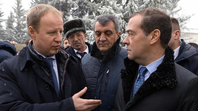 Председатель правительства РФ Дмитрий Медведев во время посещения села Санниково Алтайского края. 13 ноября 2019