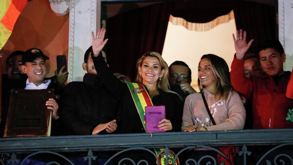 Оппозиционный сенатор Жанин Аньес во время выступления на балконе Президентского дворца в Ла-Пасе, Боливия. 12 ноября 2019