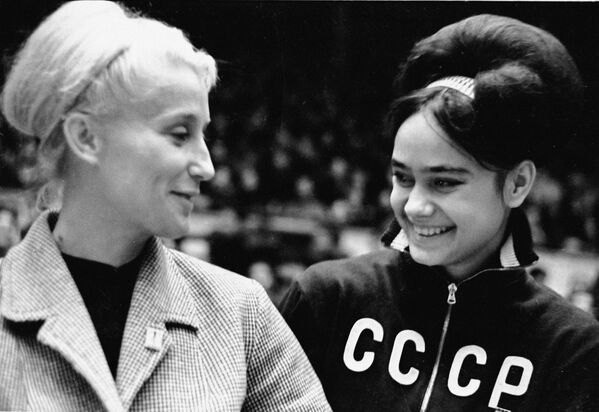 Олимпийская чемпионка Полина Астахова и молодая гимнастка Зинаида Дружинина