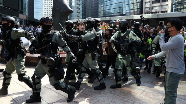 Задержание протестующего во время акции протеста в  Гонконге