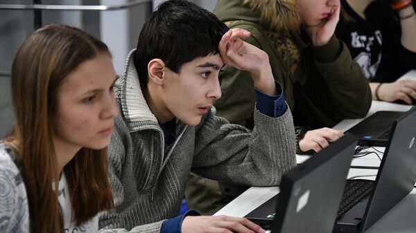 Молодые люди работают за компьютерами