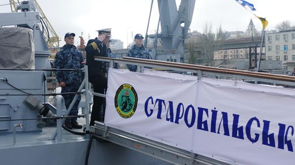 Военнослужащие ВМФ Украины на патрульном катере типа Island Старобельск, переданном США Военно-морским силам Украины, в порту Одессы
