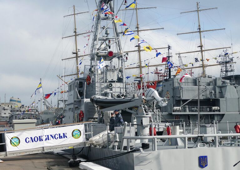 Патрульный катер типа Island Славянск, переданный США Военно-морским силам Украины, в порту Одессы Патрульный катер типа Island Славянск, переданный США Военно-морским силам Украины, в порту Одессы