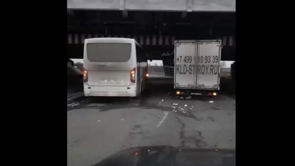 Авария с двумя автомобилями под Мостом глупости в Санкт-Петрбурге